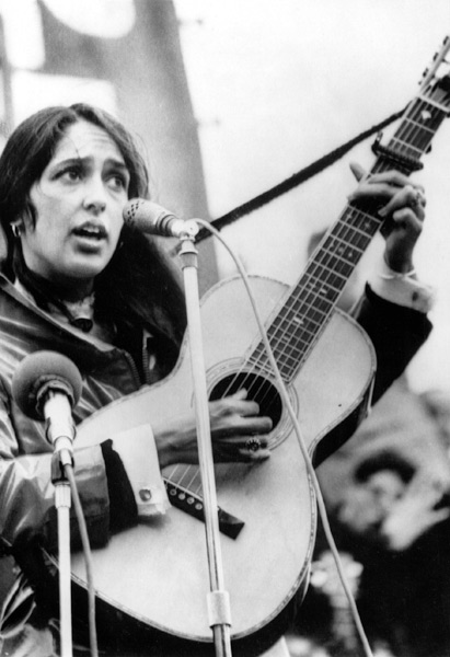 Protest Folk Singer Joan Baez performing de 