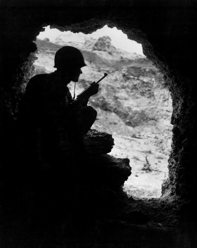 Pacific Front during Okinawa battle: US Marines sights on a Japanese Sniper de 