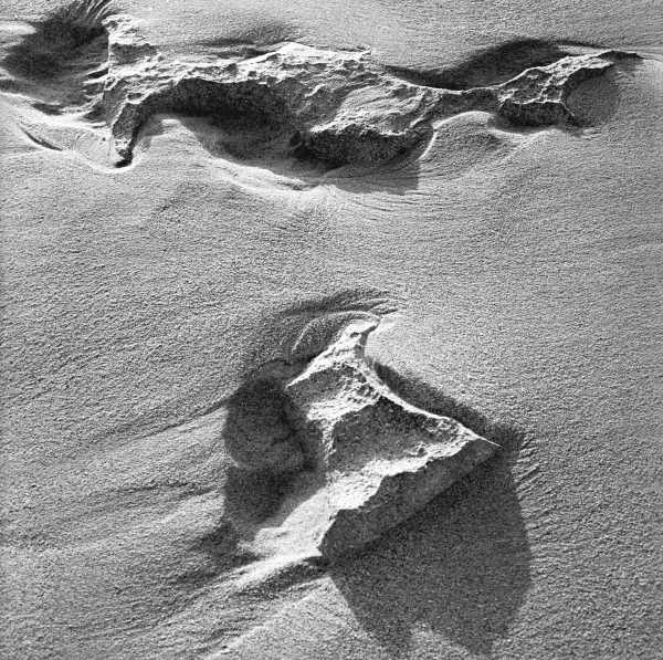 Pebble on sand, Porbandar II (b/w photo)  de 