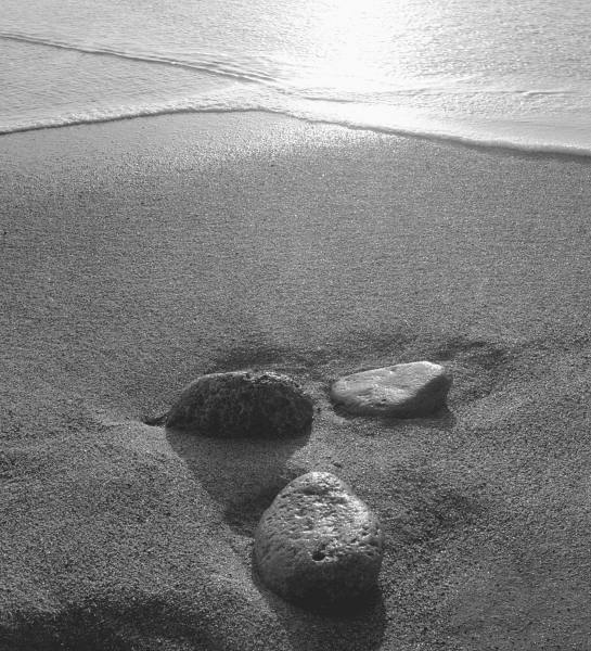 Pebbles on sand, Porbandar (b/w photo)  de 