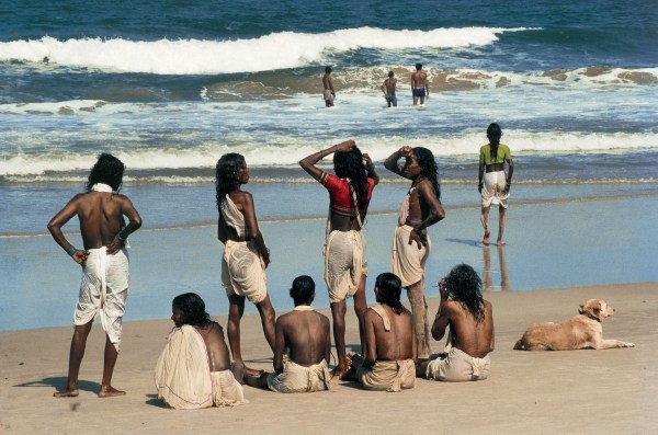 People from hinterland bathing during summer at beach, Bhaga (photo)  de 