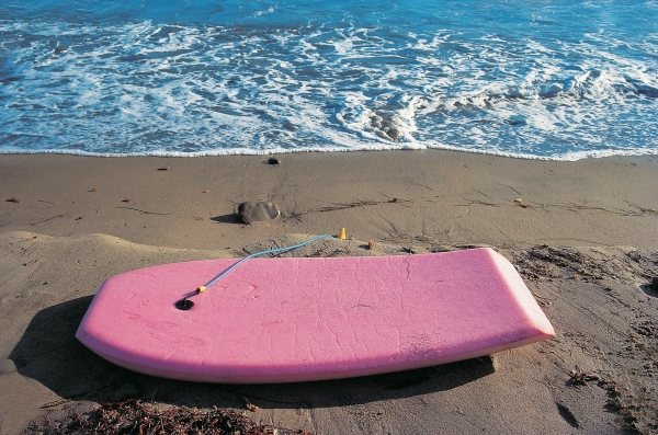 Pink surf-board at sea (photo)  de 