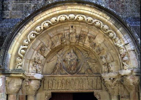 Portal tympanum depicting the Madonna and Child (photo) de 