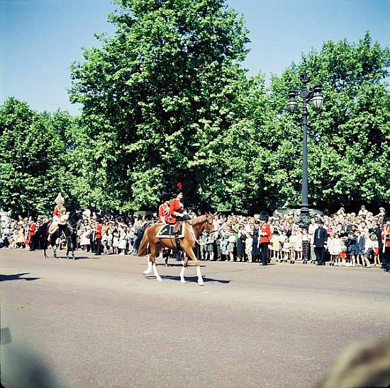 Queen Elizabeth II on horseback de 