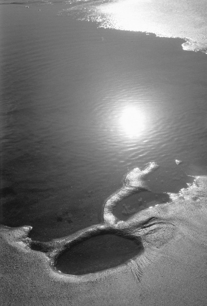 Reflection of sun in sea water, Porbandar (b/w photo)  de 