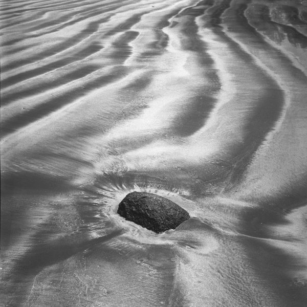 Rock on sand, Porbandar (b/w photo)  de 