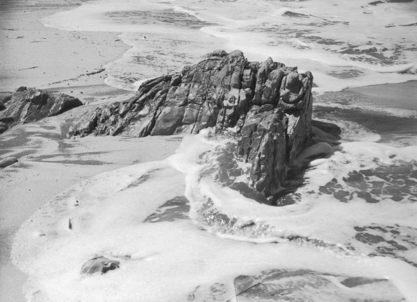 Rock on wet sand, Porbandar II (b/w photo)  de 