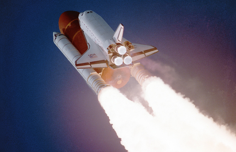 Space Shuttle Atlantis takes flight on its STS-27 mission, 9:30 a.m. EST, utilizing 375,000 pounds t de 