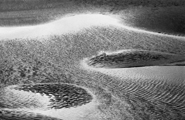 Sea and sand, Porbandar (b/w photo)  de 