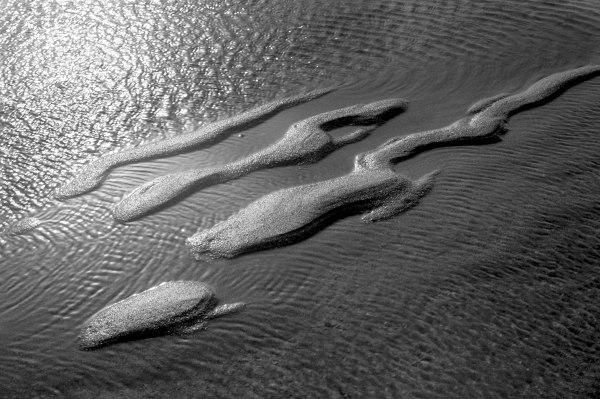 Sea and sand, Porbandar II (b/w photo)  de 