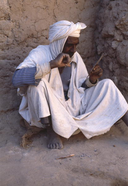 Seated man, Taghit (photo)  de 