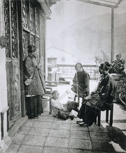 Servants smoking tobacco on their master''s veranda, from Illustrations of China by J Thompson, 1873 de 
