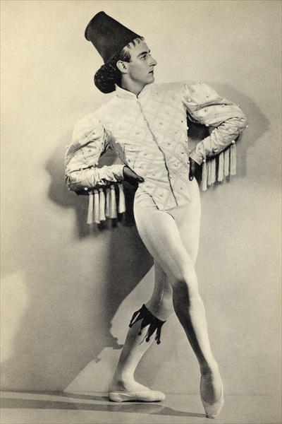 Sir Anton Dolin, from ''Footnotes to the Ballet'', published 1938 (b/w photo)  de 
