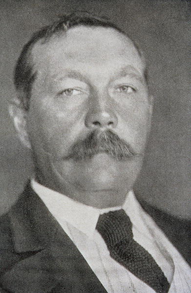 Sir Arthur Conan Doyle (1859-1930) (b/w photo)  de 