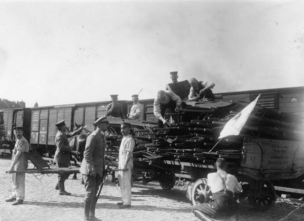 Soldiers Load Stretchers onto Train/1914 de 
