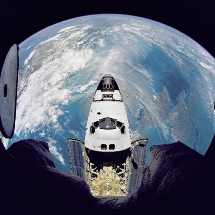 Space shuttle Atlantis from orbital station Mir de 