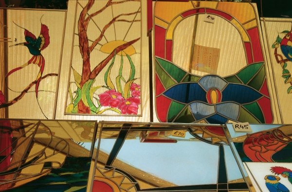 Stained glass pictures at weekly open-air market (photo)  de 