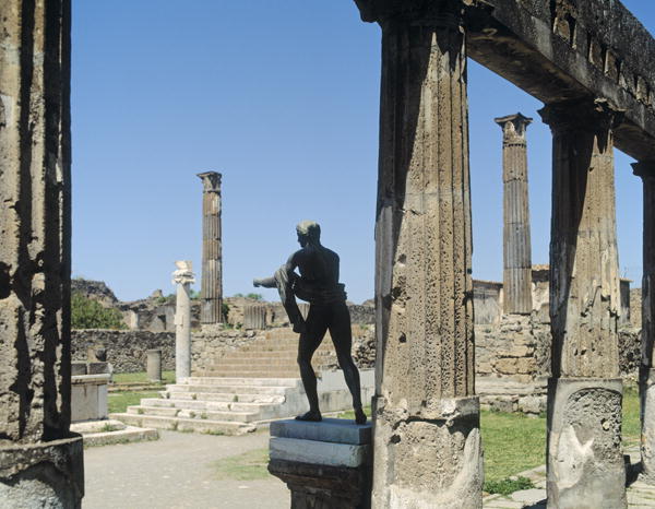 Statue and temple of Apollo (photo)  de 