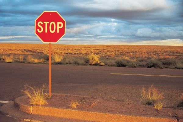 Stop sign at road (photo)  de 