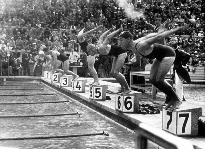 swimming competition at berlin Olympic Games: here swimmers diving in swimmming pool de 