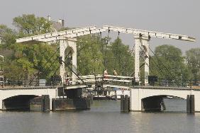 Skinny Bridge on Amstel River (photo) 