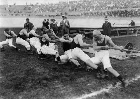 Sport: Tug-o''-war. - A tug-o''-war team (in the Grunewald Stadium Berlin?). - Photo, uncaptioned, u