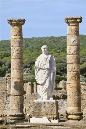 Statue of Emperor Trajan in the Basilica beside the Forum (photo) 