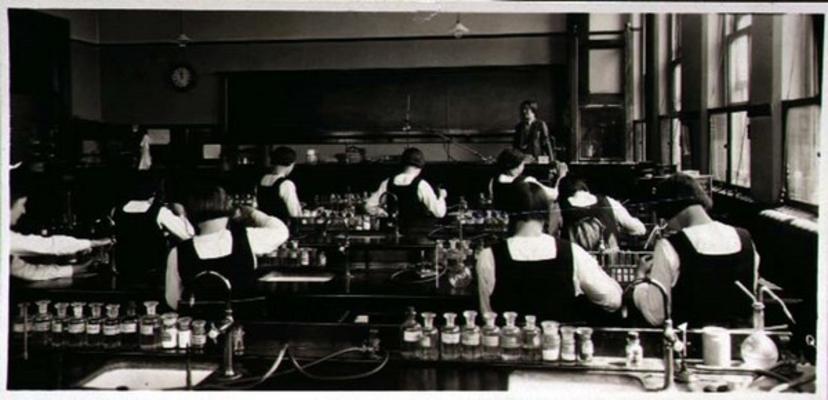 Science Lesson at the London Grammar School for Girls, 1936 (sepia photo) de 