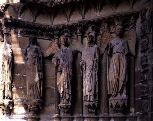 St. Nicaise flanked by two angels, sculptures on the exterior West Facade, 14th century originals (s de 