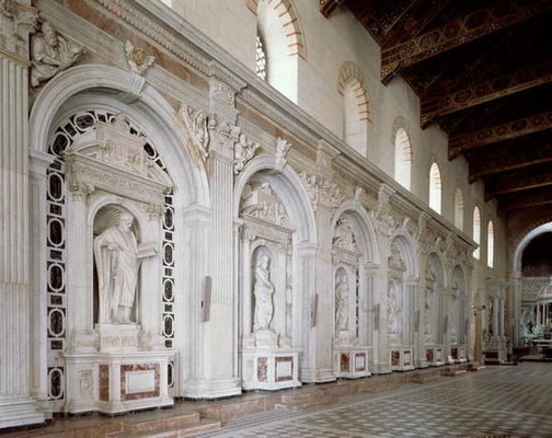 Statues of six apostles decorating the side wall of the nave (photo) de 