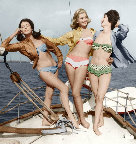 Tres mujeres jóvenes con bikinis documento coloreado de 
