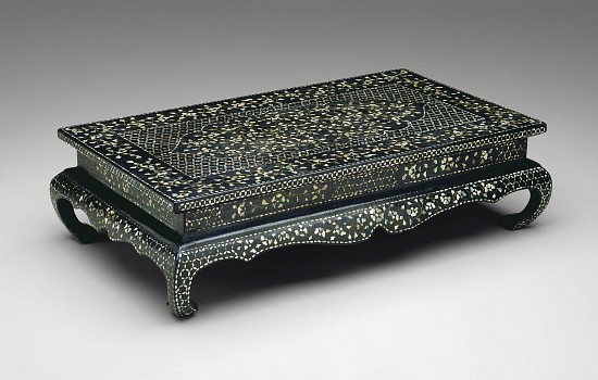 Table with Floral Scroll Design de 