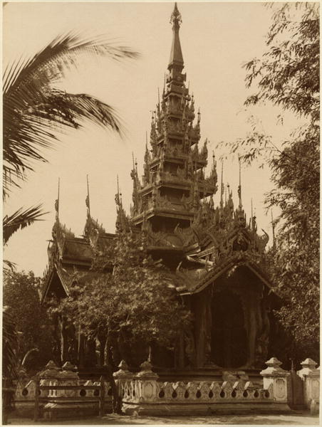 Temple in Mandalay, Burma, late 19th century (albumen print) (b/w photo)  de 