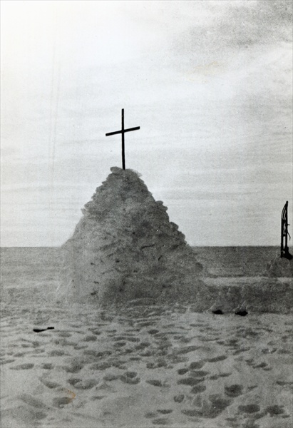 The tomb of Scott of the Antarctic and his companions, Bowers and Wilson, marked by a mound of snow, de 