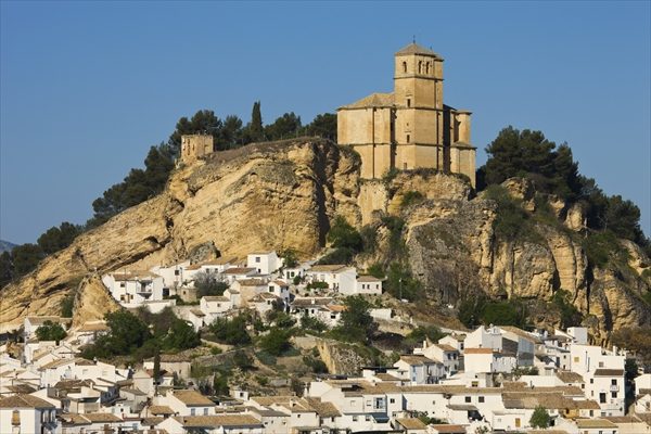 The town and the Iglesia de la Villa (photo)  de 