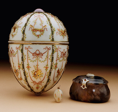 The Kelch Bonbonniere Egg Pictured With Its Surprises, Faberge, 1899-1903 de 
