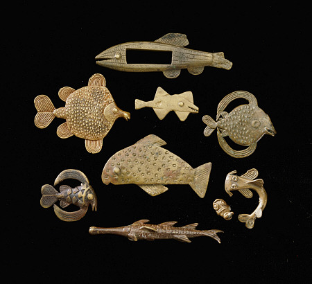Thirty-Six Akan Brass Goldweights Cast As Fish In Varying Forms de 
