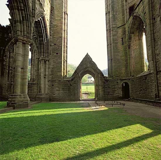 Tintern Abbey, founded in 1131 de 