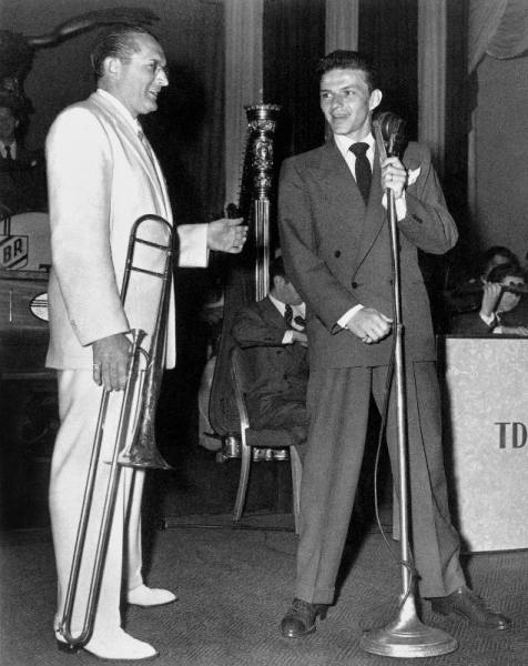 Tommy Dorsey and Frank Sinatra on stage in New York de 