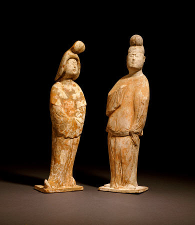 Two Painted Red Pottery Figures Of Courtiers, Tang Dynasty, 7th / 8th Century de 