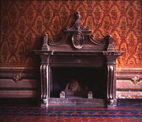 The main hall, detail of a fireplace with the Orsini coat of arms (photo) de 
