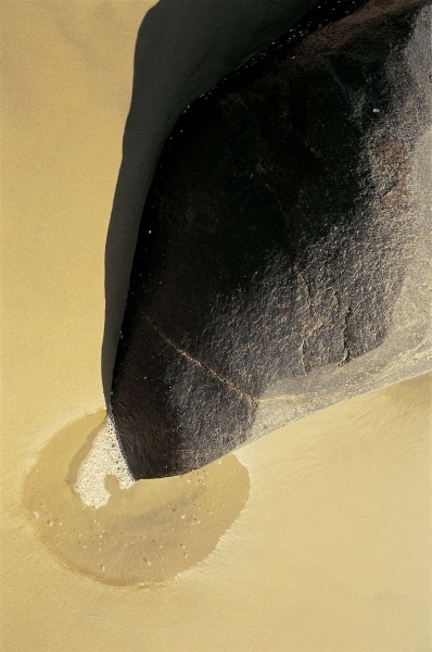 Unusual rock formation pointing a puddle on sand Vishakapatnam (photo)  de 