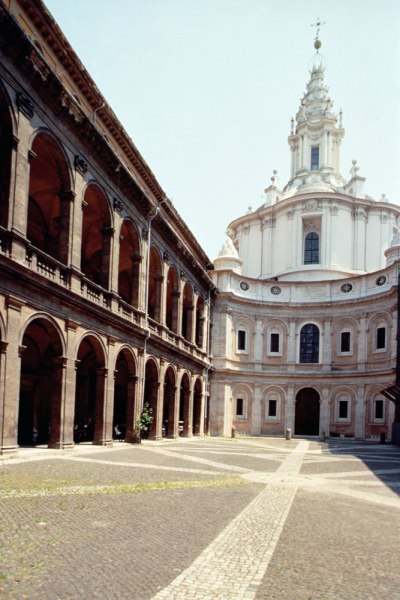 View of the facade and the court designed by Francesco Borromini (1599-1667) (photo) de 
