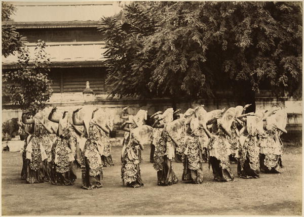 Veiled dancers at Mandalay, Burma, late 19th century (albumen print) (b/w photo)  de 