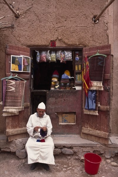 Vendor knitting, Taouit (photo)  de 