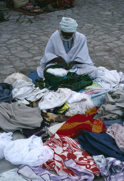 Vendor on the market place (photo)  de 