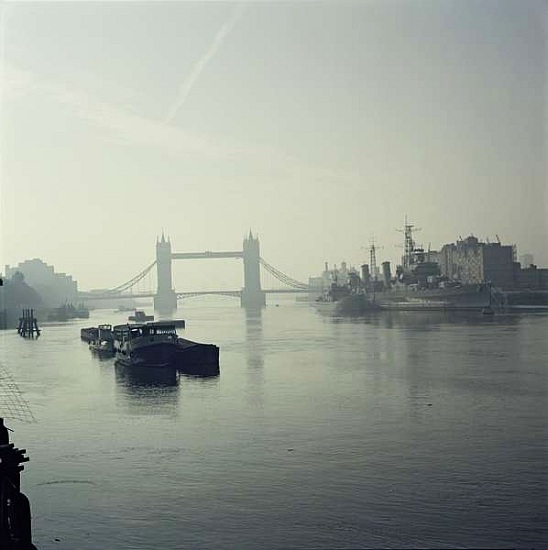 View along the River Thames, looking towards Tower Bridge de 