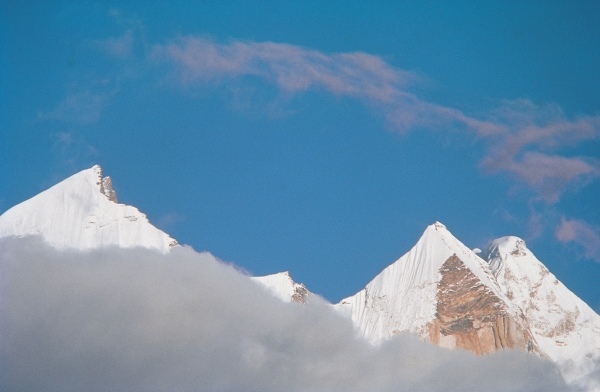 View of Bhagirathi peaks from Chirbas (3610m) (photo)  de 