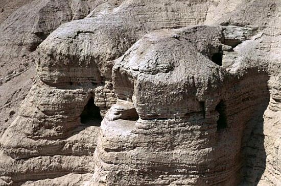 View of the Qumran Caves, where the Dead Sea Scrolls were discovered in 1947 Qumran, Israel de 