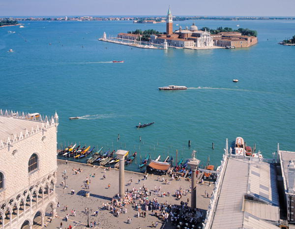 View over Bacino di San Marco to Isola San Giorgio Maggiore (photo)  de 